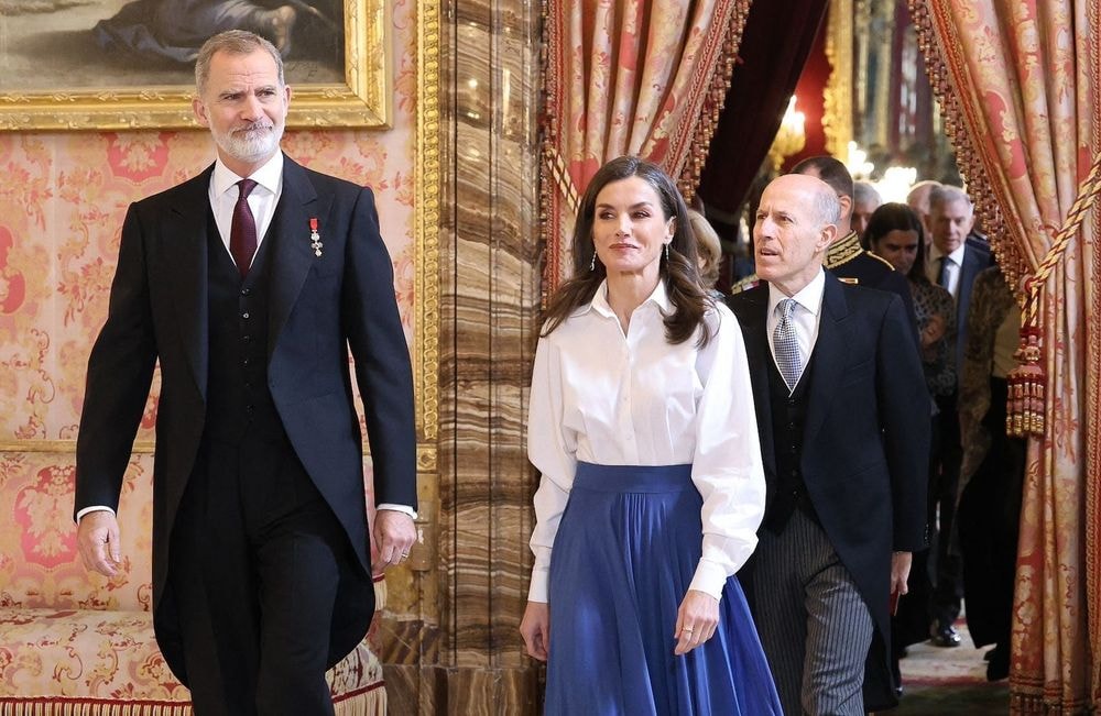 La chemise blanche oversize, l'astuce simple de Letizia d’Espagne pour sublimer une jupe plissée