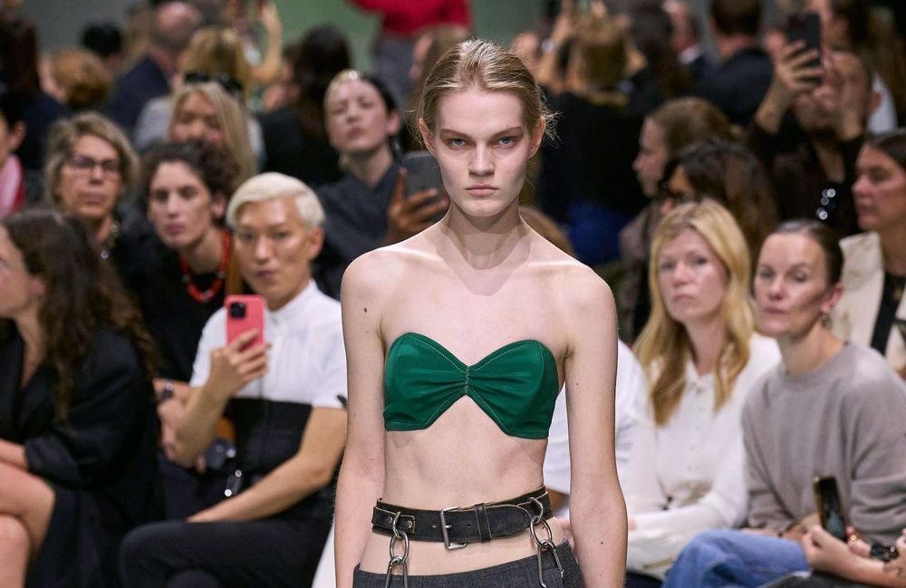 Prada reproduit le look le plus controversé de Carrie Bradshaw