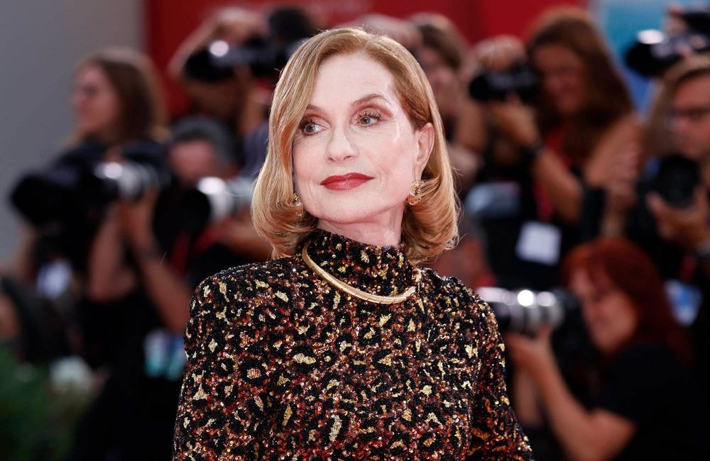 Isabelle Huppert prouve que cette couleur de vernis se porte à tout âge