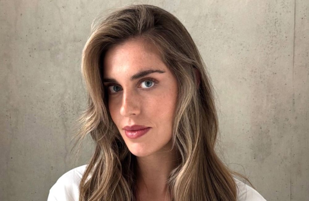 Qu’est-ce que l'« Ecru Hair », la version modernisée de la célèbre (et déchue) coloration bronde ?