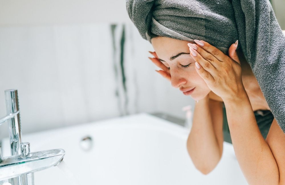 Eau chaude vs eau froide : la température a-t-elle réellement une influence sur les pores de la peau ?