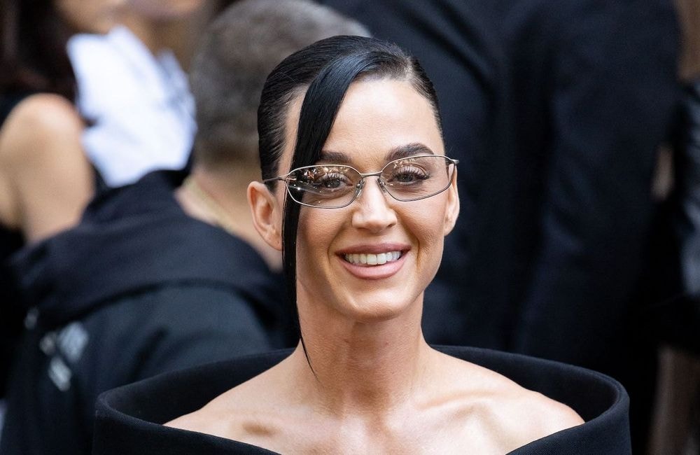 Katy Perry manque de chuter de plusieurs mètres en plein concert
