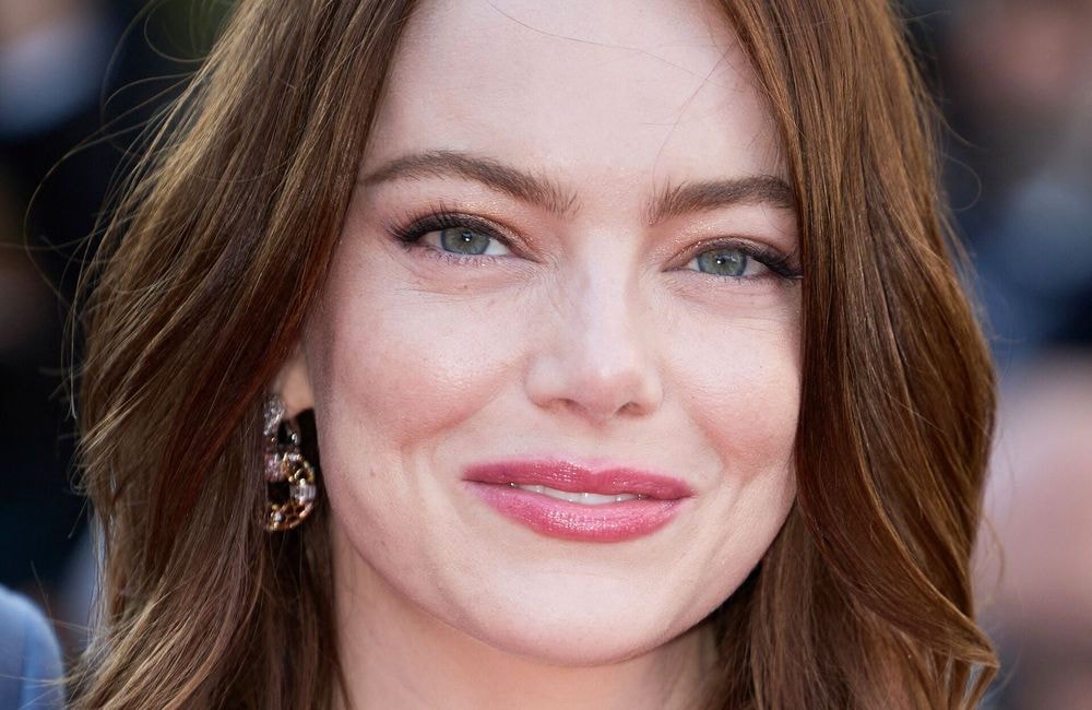 Métamorphosée, Emma Stone affiche une coupe ultra courte sur le tapis rouge