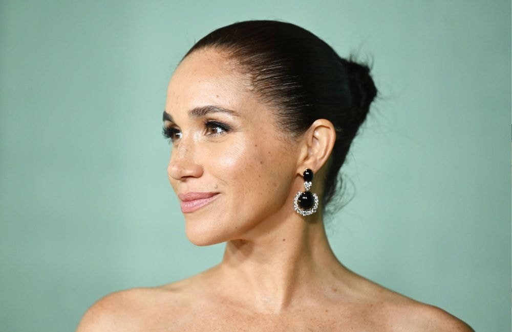 Meghan Markle sublime le chignon de ballerine avec un sleek parfait