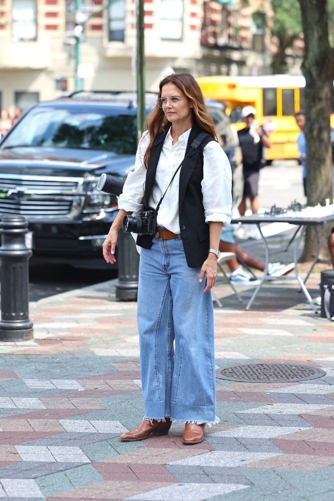 Le veston masculin selon Katie Holmes : la leçon effortless-chic de l’été