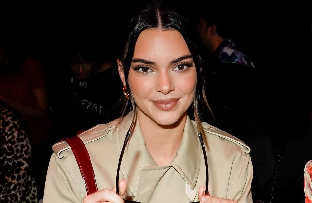 Qu'est-ce que le quiet contour, la tendance maquillage parfaite pour celles qui ne maîtrisent pas le contouring