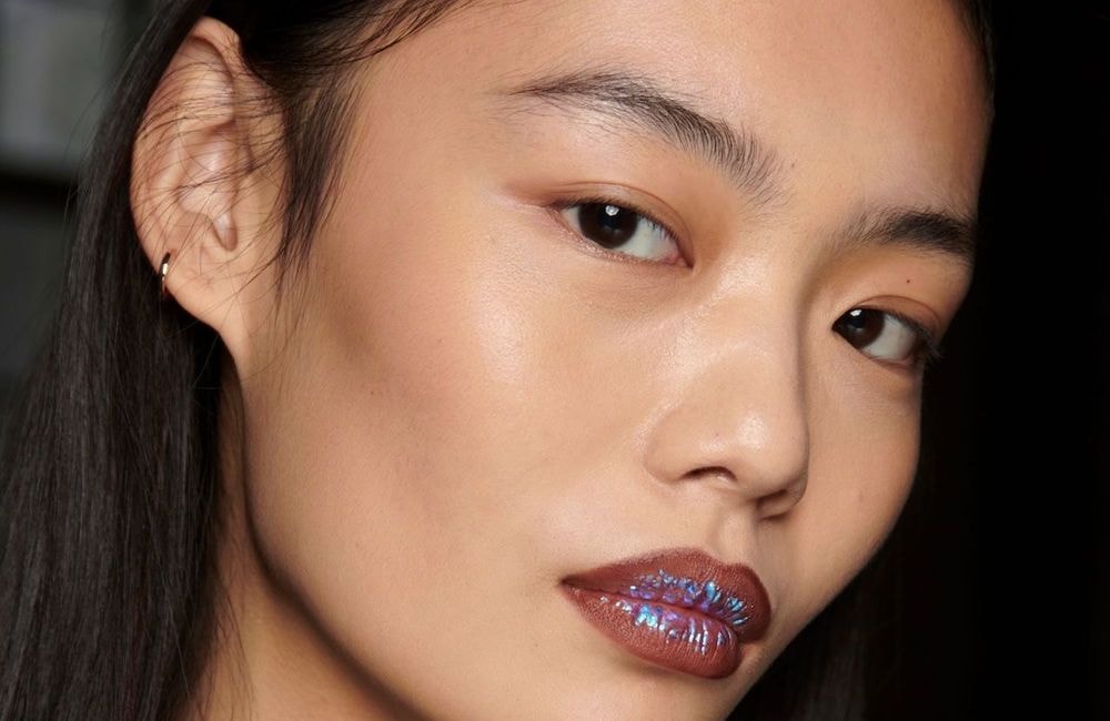 Le gloss bleu, l'astuce rétro validée par les maquilleurs qui upgrade toutes les mises en beauté