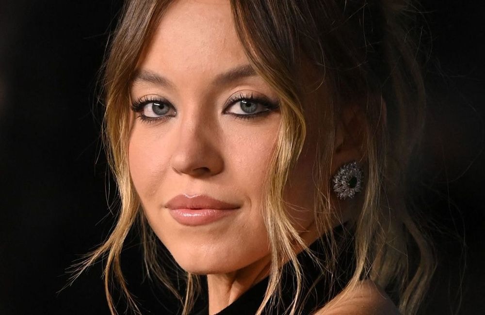En robe transparente argentée, Sydney Sweeney électrise le tapis rouge
