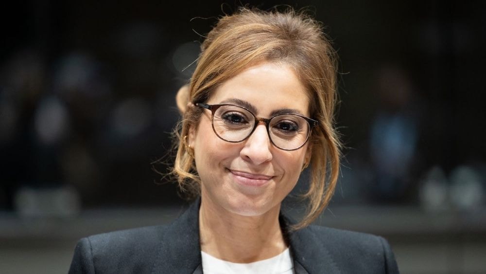 Léa Salamé "lourdement" draguée par ce politicien "très connu", elle balance : "Les femmes de 40 ans sont..."