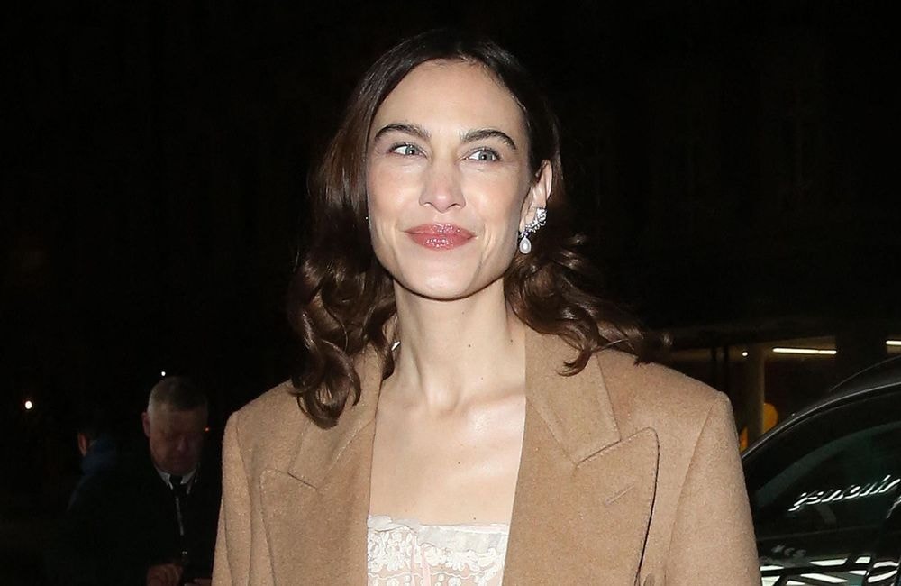 En ensemble de lingerie, Alexa Chung modernise le look indie sleaze à l’after-party des Bafta