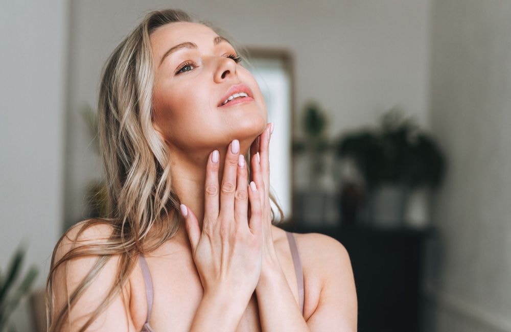 Se pincer le décolleté : le geste qui permet de dégonfler le visage et s'offrir un teint lumineux