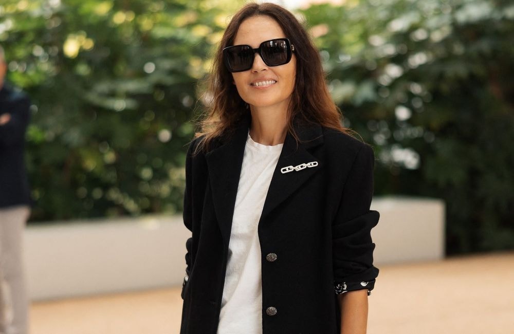 Virginie Ledoyen : le combo blazer, t-shirt blanc et jean qui nous inspire pour la rentrée