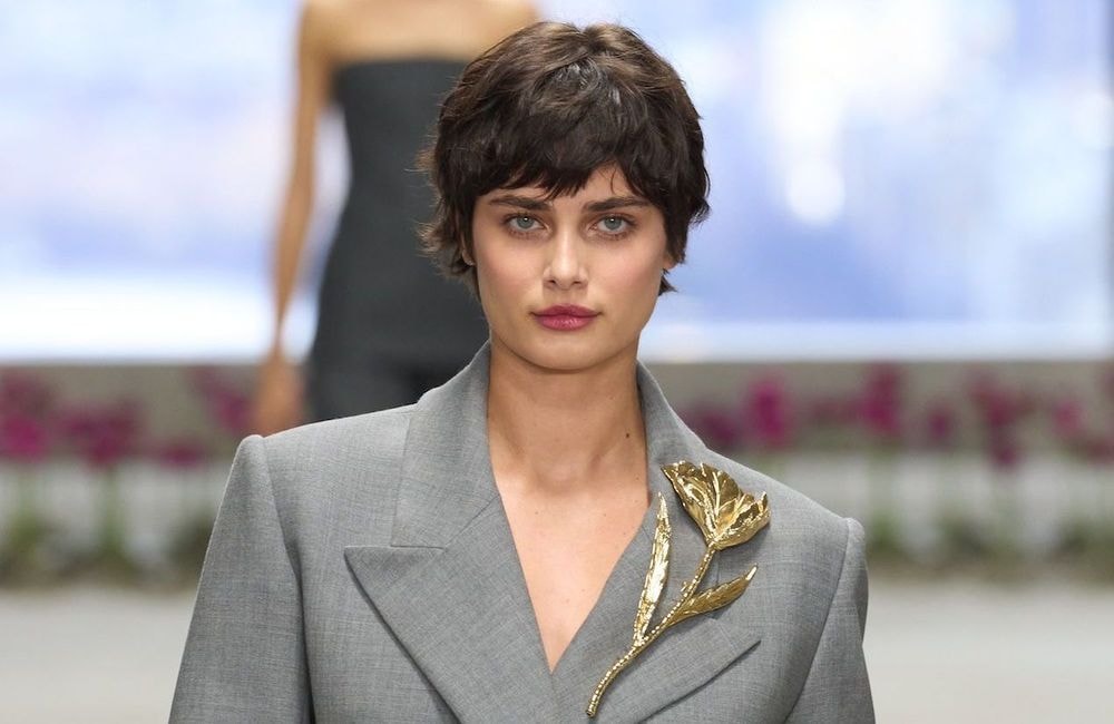 Le retour des broches : voici comment les intégrer à nos looks ce printemps