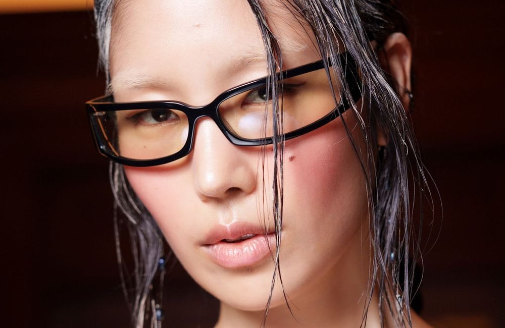 Au Japon, des lunettes avec blush intégré promettent de se passer de maquillage