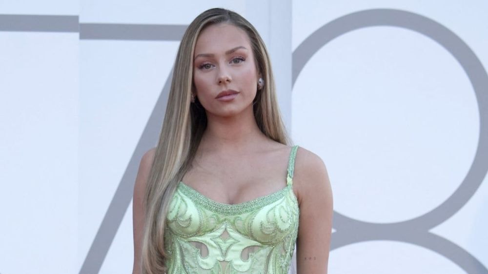 Cambrée à souhait en bikini, Ester Expósito ose un décolleté renversant, la Toile en ébullition.