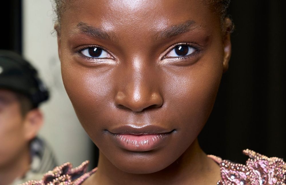 Peaux à problèmes : comment avoir un teint lumineux selon un makeup artist