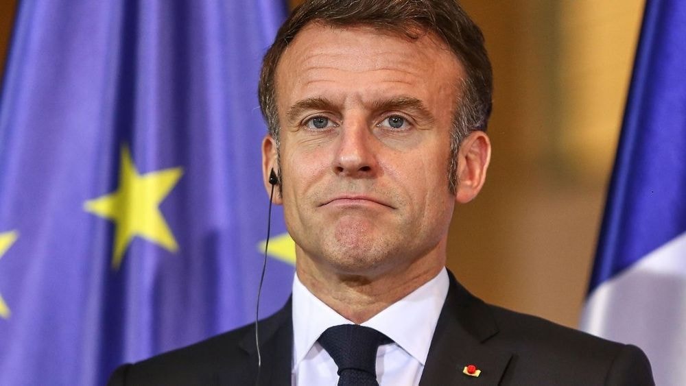 "Il est minuit, appelez-moi" : affolé, Emmanuel Macron envoie un SMS à Cyril Hanouna en pleine nuit