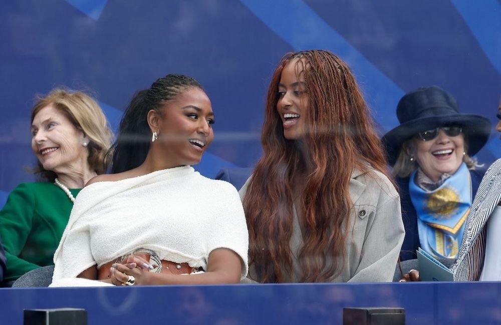 Malia et Sasha Obama réunies avec leurs parents lors d’une soirée riche en émotion
