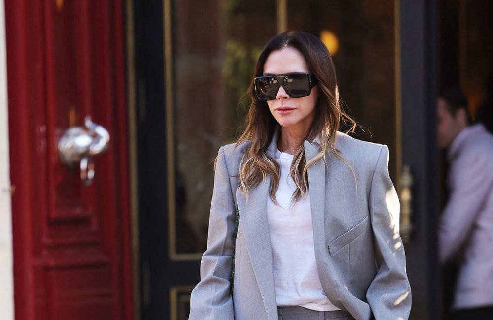 Victoria Beckham choisit sa robe de réveillon sur Instagram, sur fond de tensions familiales