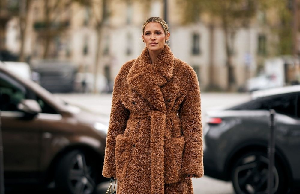 Manteau peignoir : quelle est cette tendance inattendue que l’on verra partout cet hiver ?