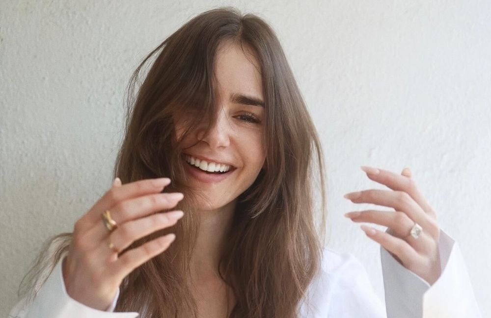 Lily Collins troque ses cheveux longs pour le carré de l’été