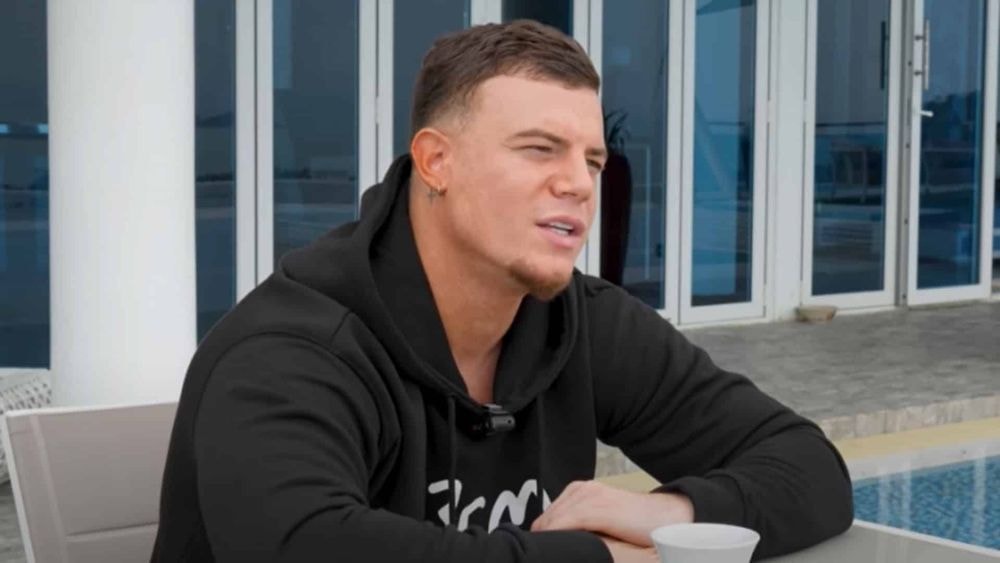 "Complètement malade" : l'attitude d'AD Laurent en plein live fait un gros bad buzz !