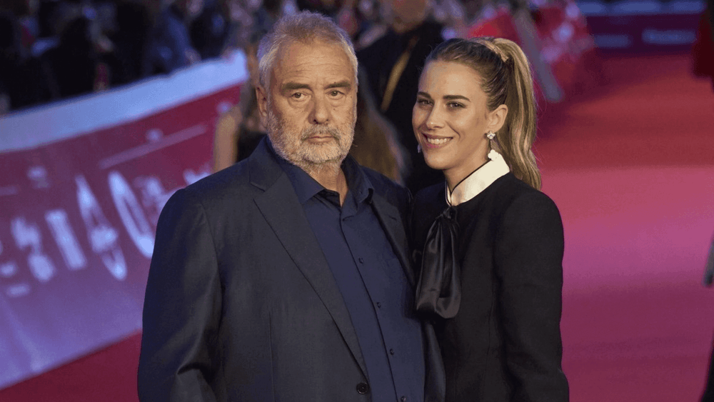 Luc Besson et Sarah Saldmann officialisent en Italie : escarpins à plateforme et lavallière, l'avocate subjugue le réalisateur