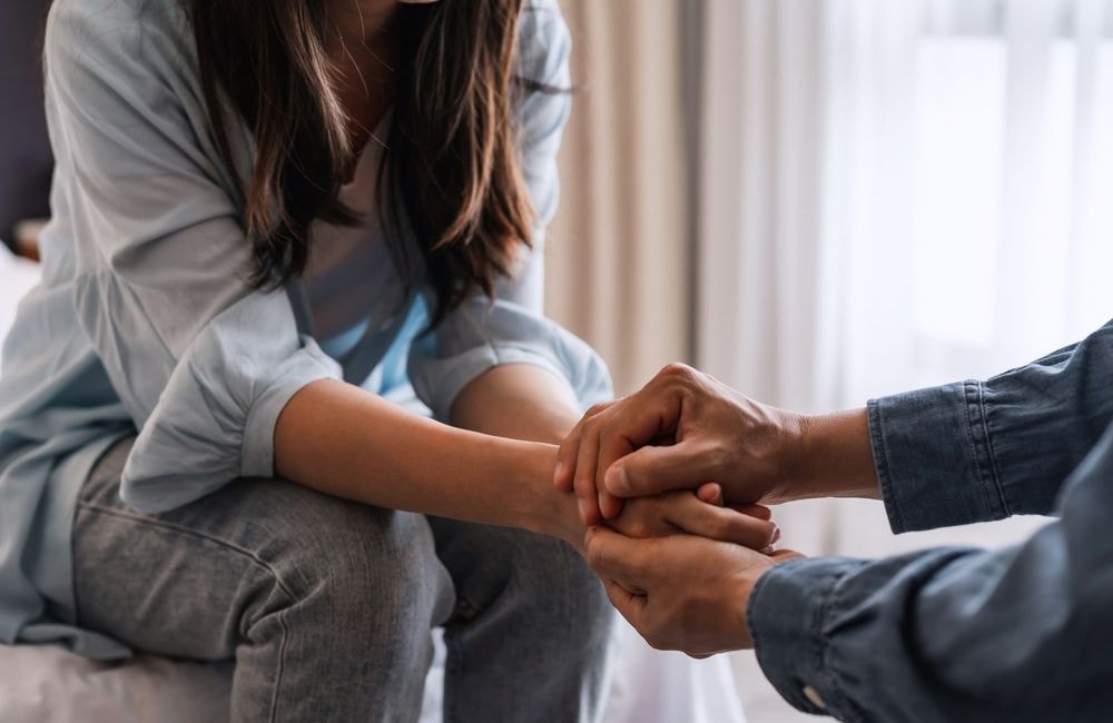 Mon partenaire traverse un deuil, comment l’accompagner sans être intrusif ?