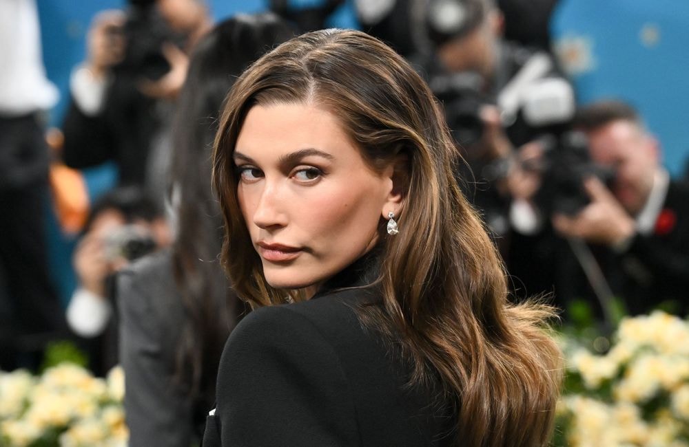 Hailey Bieber remet au goût du jour cette coiffure phare des années 90 (parfaite pour la plage et le bureau)