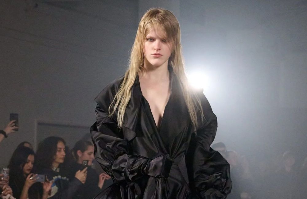 Une mannequin brise une vitrine en plein défilé : le show qui a laissé le public sans voix à la Fashion Week de Londres