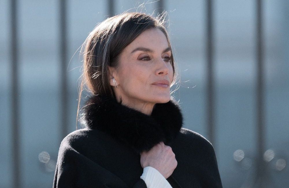 Blouse transparente et pantalon wide leg : Letizia d’Espagne revisite avec chic l’uniforme de la working girl