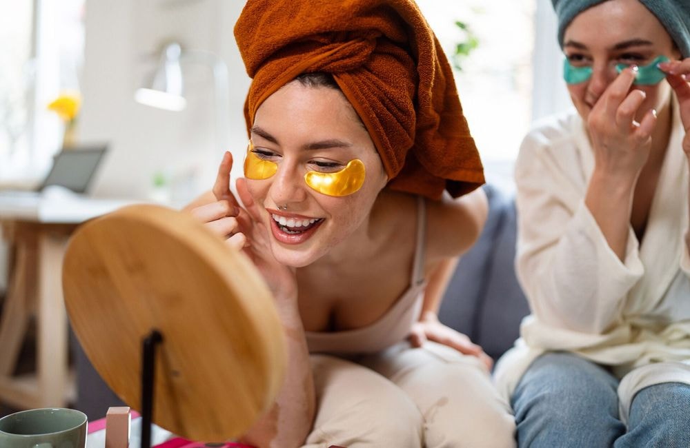 Contour des yeux : cette erreur fréquente accélère le vieillissement cutané selon les dermatologues