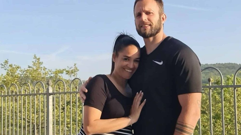 Un couple phare de Koh-Lanta attend un bébé ! L'aventurière enceinte pose le ventre très arrondi