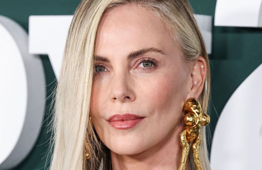Transformée avec une frange, Charlize Theron est le sosie d’une célèbre actrice