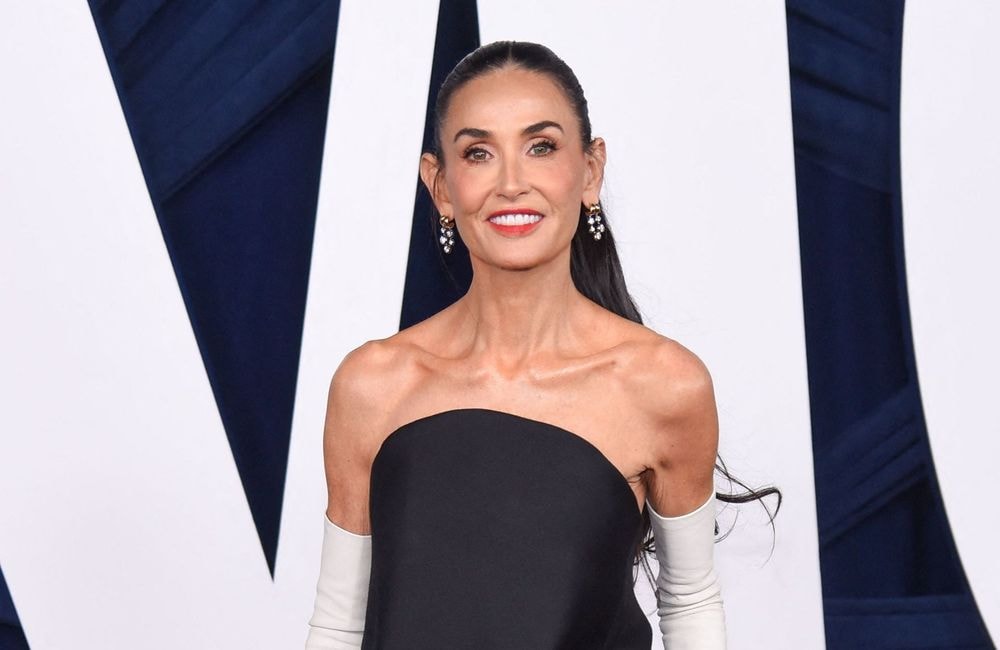 Entre teint glowy et sleek hair, Demi Moore signe-t-elle un nouveau beauty look signature ?
