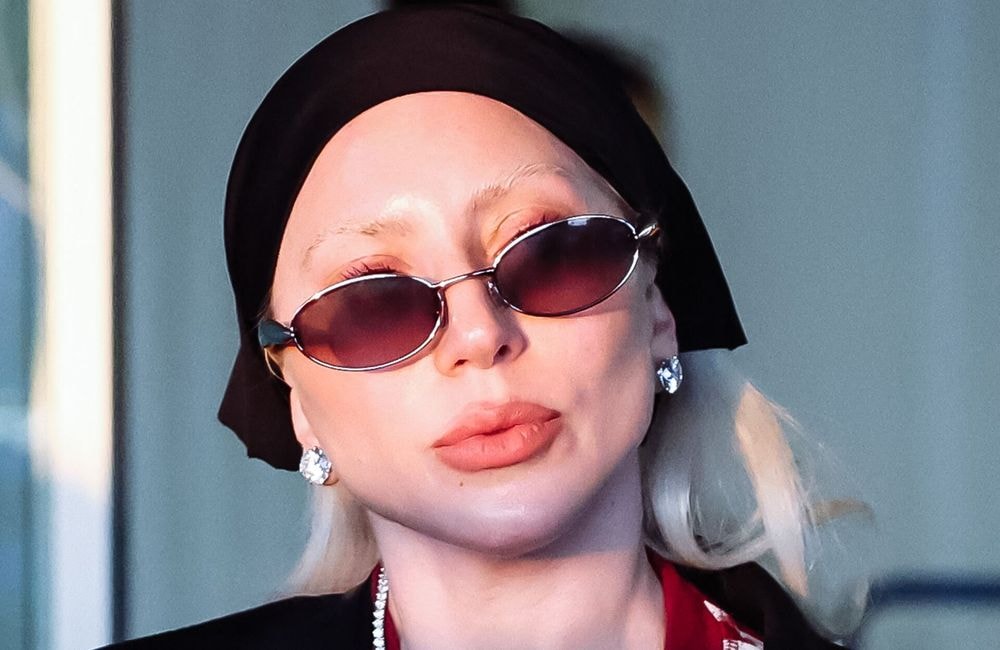 Coloration noire et raie sur le côté : Lady Gaga fait sensation à Paris