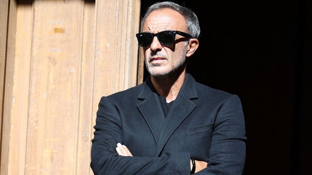 Nikos Aliagas effondré, l’adieu déchirant de l’animateur : "J'étais fasciné par la manière dont elle remplaçait les bougies"