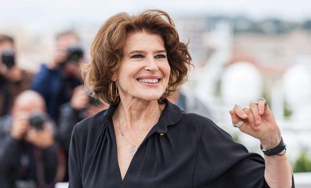 "Le pardon lave tout" : Fanny Ardant (76 ans) persiste et défend Gérard Depardieu en plein procès