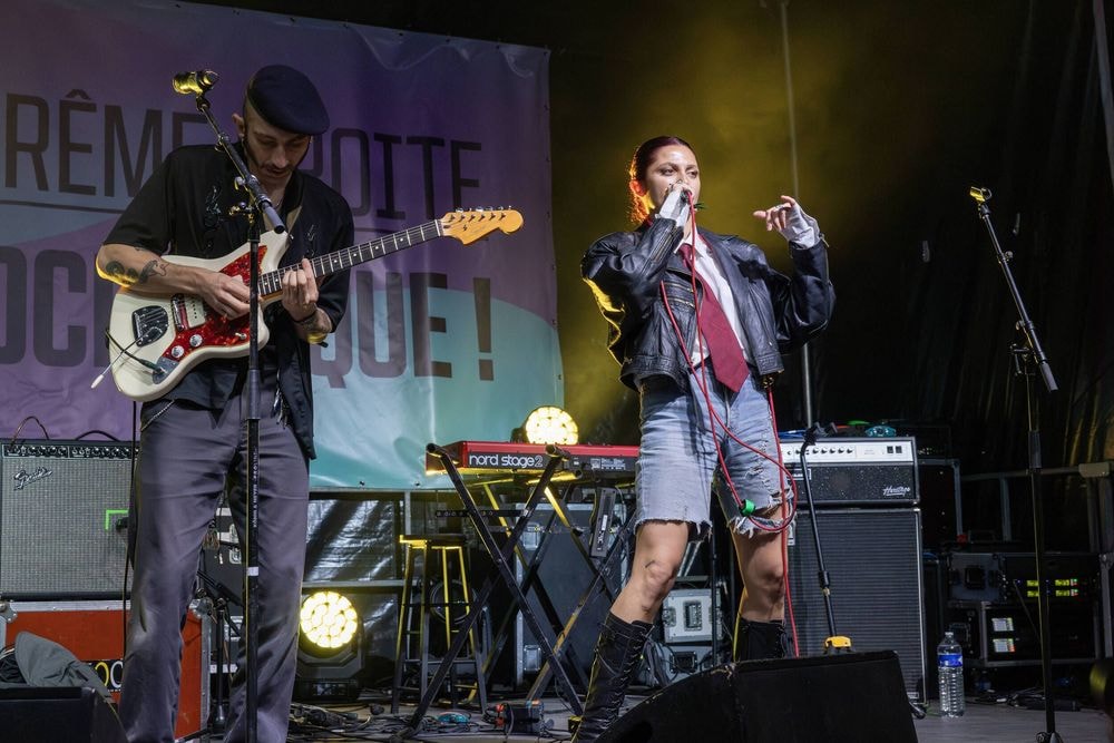 Agressée sexuellement en plein concert, la chanteuse de Lulu Van Trapp proteste seins nus