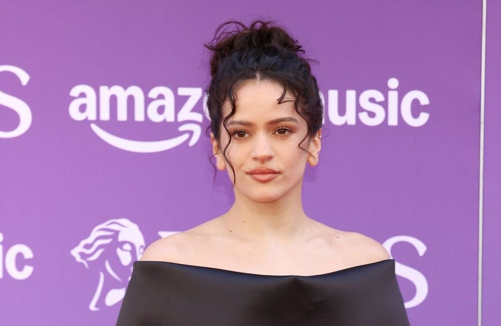 Rosalía aperçue main dans la main avec le mannequin français Loli Bahía à New York