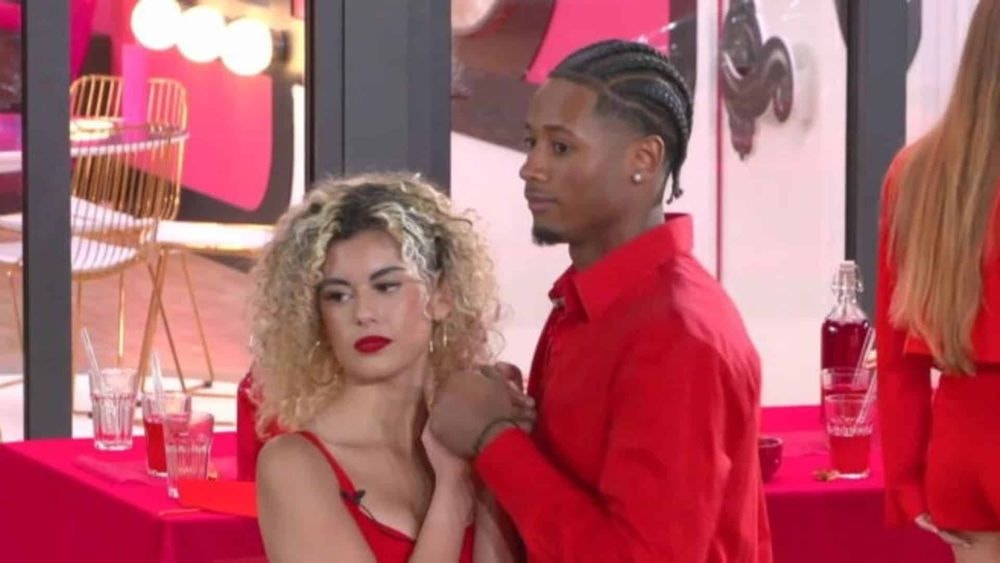 Alexis et Zoé (Secret Story) : en couple, ils officialisent enfin devant les caméras, regardez !