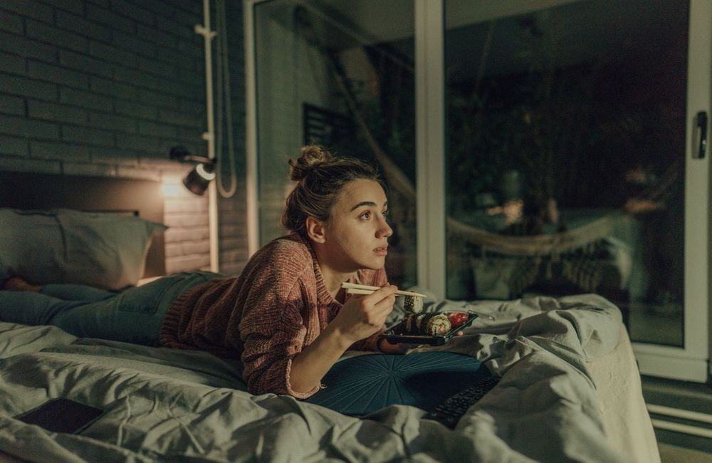 Pourquoi faut-il éviter de manger devant la télévision ? Une nutritionniste répond