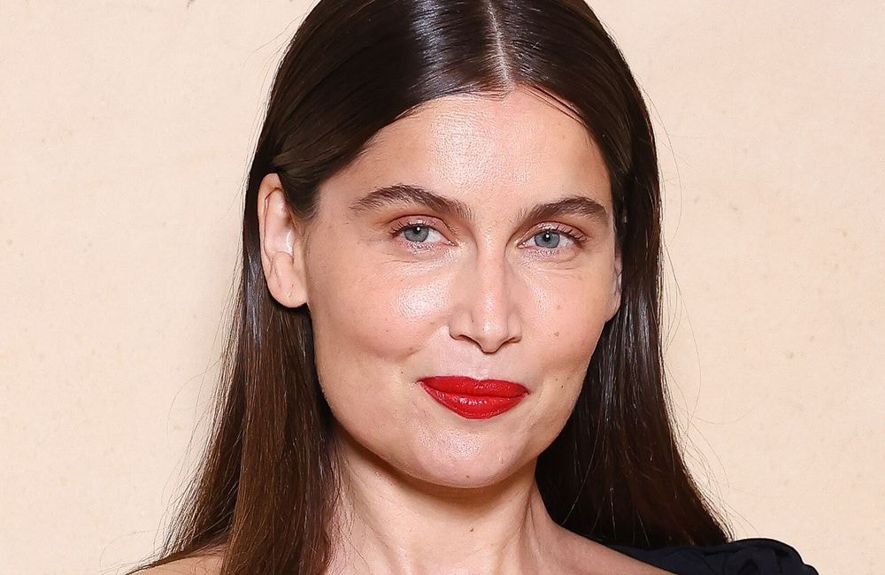 À Naples, Laetitia Casta dévoile sa magnifique chevelure blonde