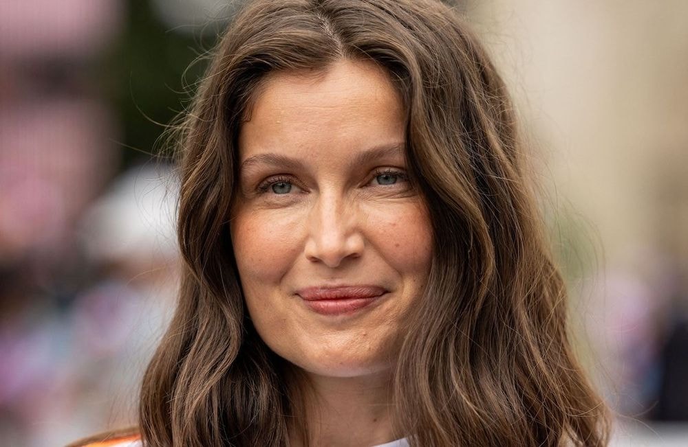 En topless et sans maquillage : Laetitia Casta prouve que le temps n'a pas d'emprise sur elle