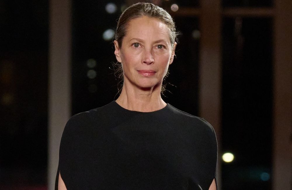 À 57 ans, Christy Turlington fait un retour spectaculaire sur le podium de Michael Kors à New York