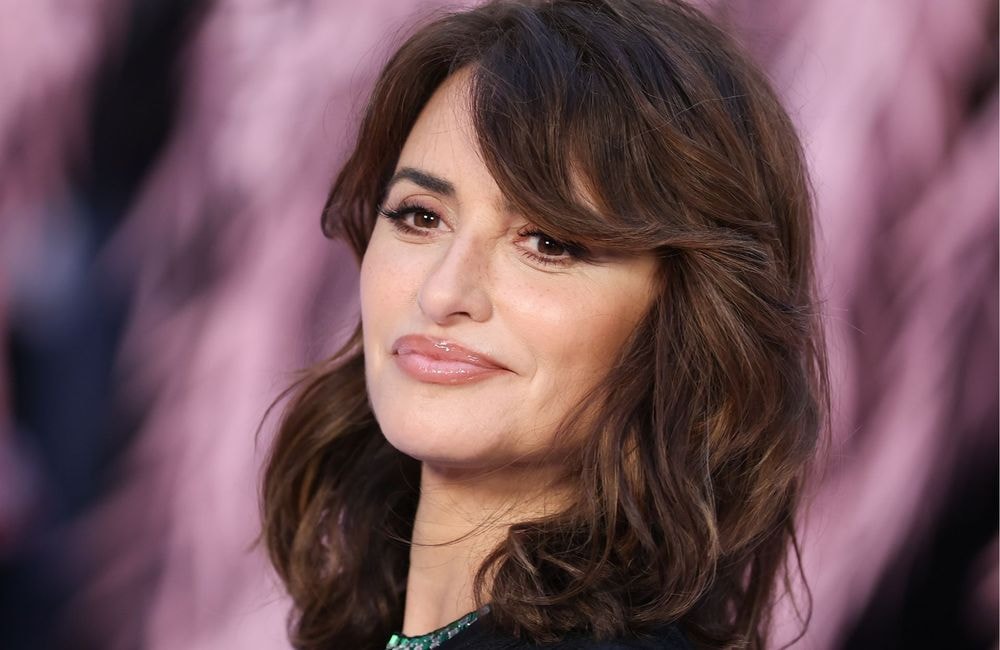 Mèche sur le côté et dégradé subtil : Penélope Cruz adopte le carré anti-âge de saison