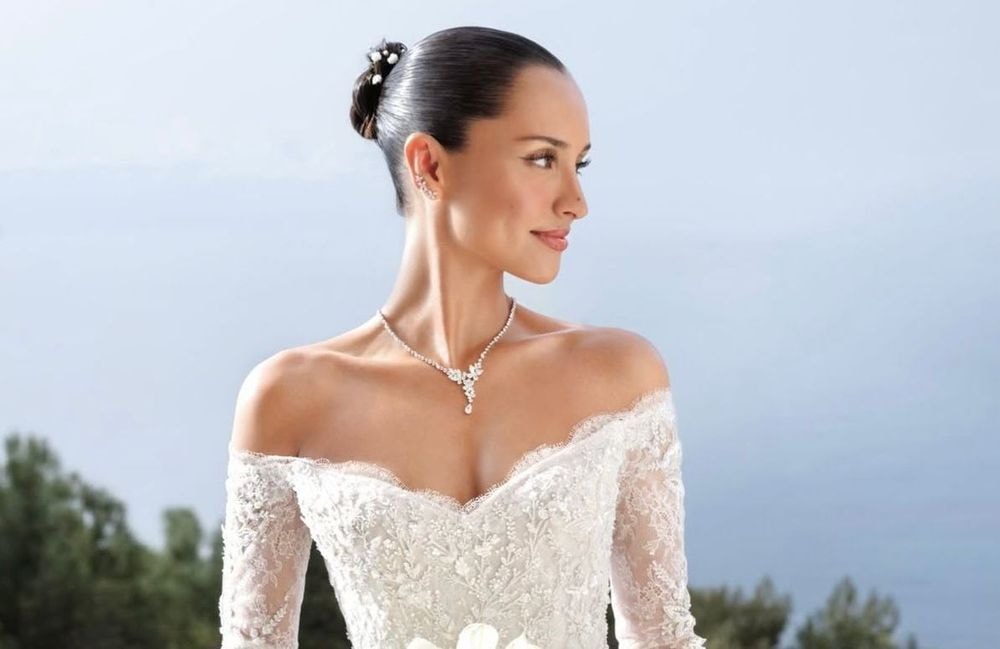 Décolleté Bardot, dentelle et strass : Alexandra Saint Mleux dévoile sa robe de mariée pour dire « oui » à Charles Leclerc
