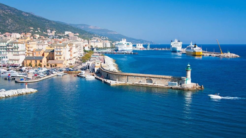 Carte bancaire : ce que les clients du Crédit Agricole de la Corse doivent payer en voyage