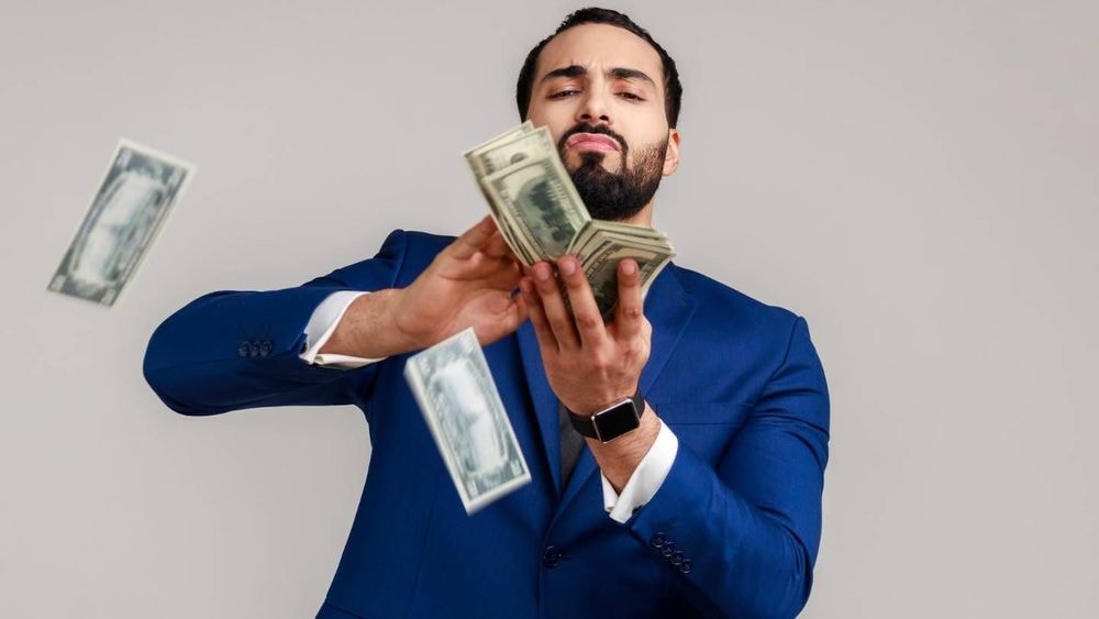 Ces 2 banques en ligne séduisent les clients avec plus de 6 000 euros de revenus par mois