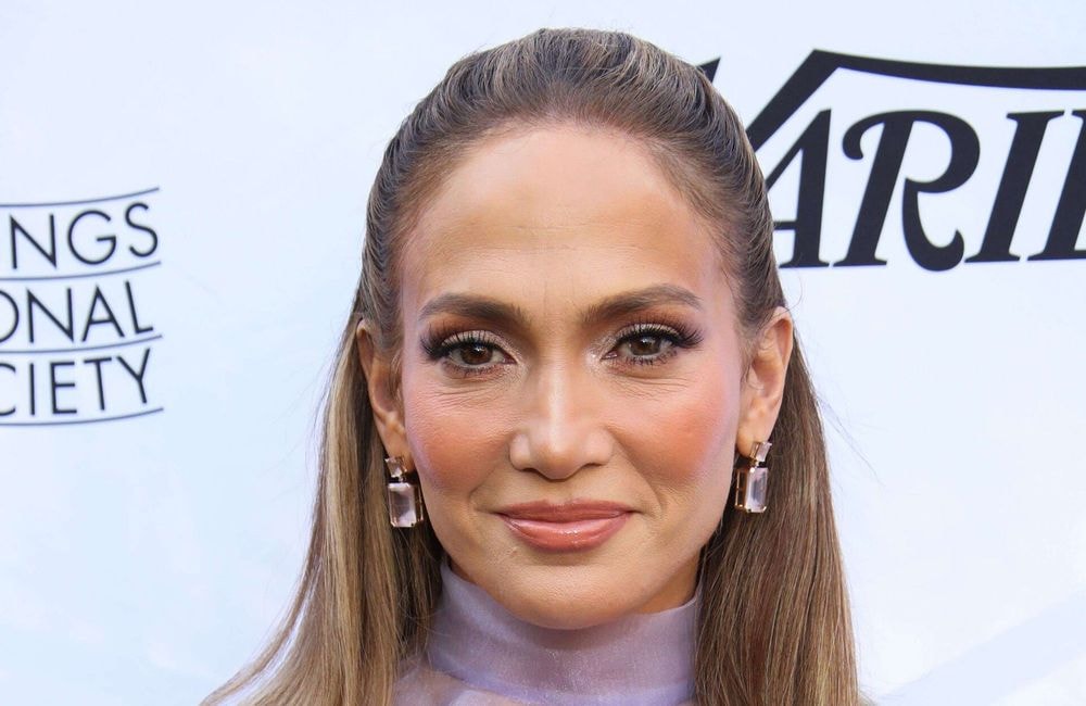 La manucure « chocolat cerise » de Jennifer Lopez est la teinte parfaite pour la saison